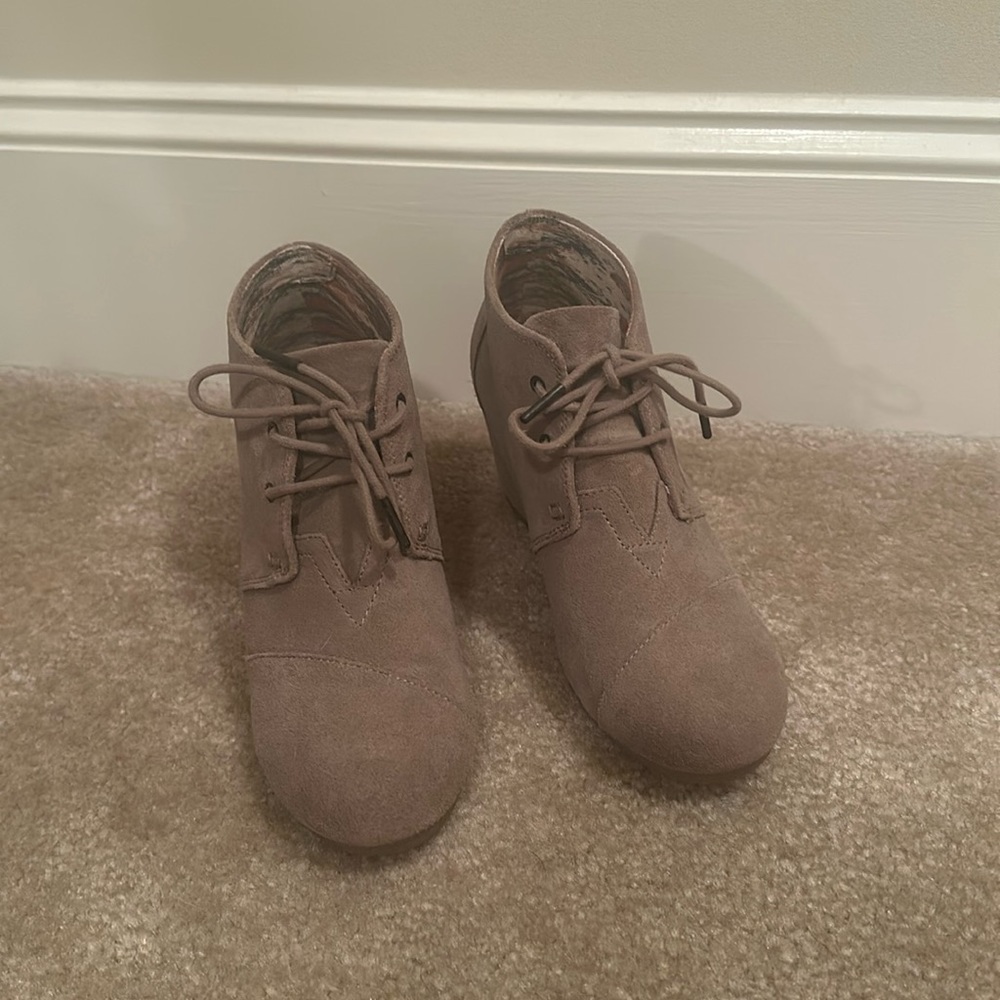 Tom’s Lace up Wedge booties size 8